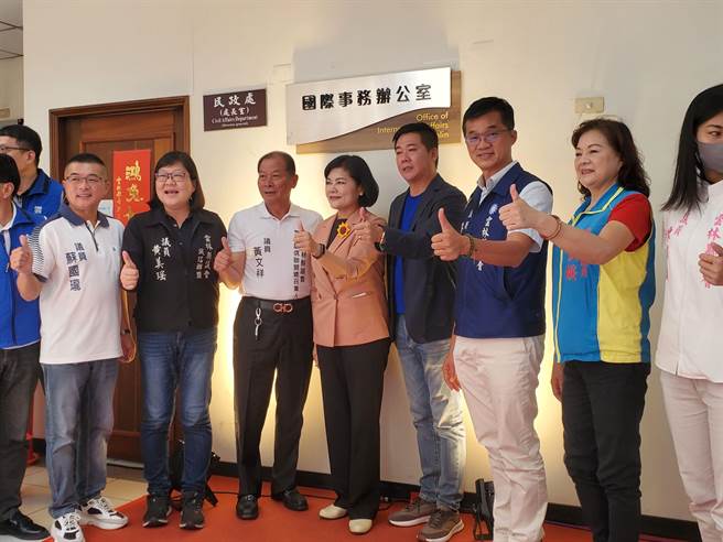 云林县府今（20日）在民政处辖下成立「国际事务办公室」，加强与各国城市建立友好互动机制，首要任务是加强「YUNLIN」关键字曝光，右五为县长张丽善。（周丽兰摄）