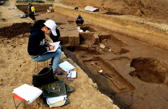 大陆贾湖遗址出土7000年前的龟甲上刻有「贾湖契刻」，虽然无法证明为真正的文字，却具备原始文字的特徵。(图/贾湖遗址考古现场/新华社)