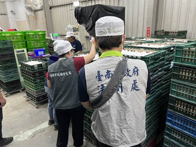 台南市政府卫生局会同消保官查核4家使用进口蛋品洗选、加工业者，目前都已未使用进口蛋。（台南市卫生局提供／曹婷婷台南传真）