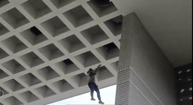 台银南投分行下午惊传採光罩破裂，工人高处坠落意外。民眾提供