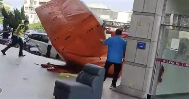 工人坠落地面搭设的气垫后坠地受伤送医。民眾提供