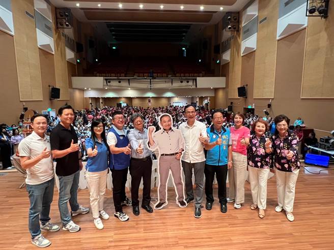 國民黨主席朱立倫、新北市副市長朱惕之等人到場關心長者們。（王揚傑攝）