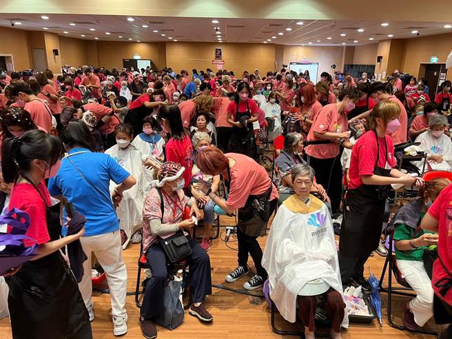 永和重陽敬老活動幫900位長者免費燙剪髮。（王揚傑攝）