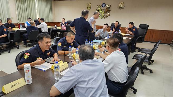 苗栗县警局邀请纽约国际顾问公司陈文敏总经理教导警官们新闻处理原则。（苗栗县警局提供／谢明俊苗栗传真）