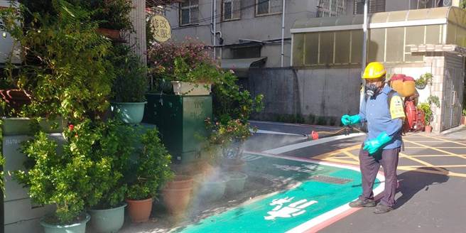 北市新增1例登革热本土确定病例，为居住文山区的40多岁男性。图为环境喷消作业示意图。（北市卫生局提供）