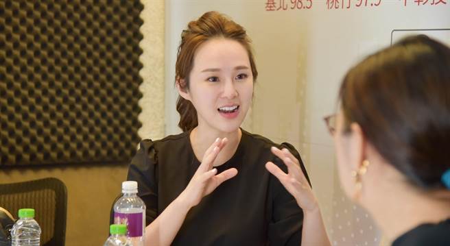 主播张龄予分享身为人母的共鸣。（宝岛联播网节目现场提供）
