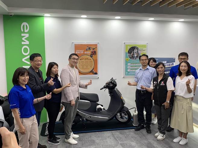基隆市长谢国梁（左四）与市议员郭美秀（右二）出席中华汽车旗下电动机车eMOVING在基隆的分店开幕式。谢国梁表示，9月底将会在台铁基隆站设置青年电动机车两家厂商的展示专区，届时包含申请与车款皆可至现场了解。（徐佑升摄）