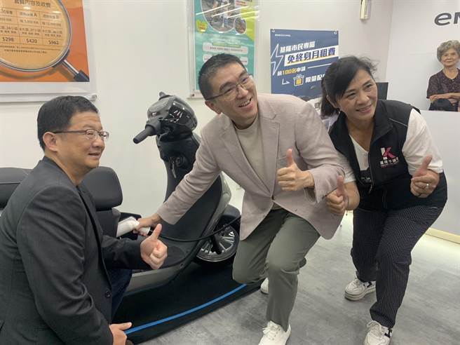 本次中华eMOVING的车款是採「充电式」，也就是如同电动汽车一般用电缆直接对机车充电，也可在家充电。图为基隆市长谢国梁（中）体验充电。（徐佑升摄）