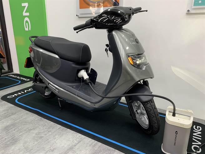 本次中华eMOVING的车款「劲炫125」是採「充电式」，以快充电缆充电，电池也可在家充电后使用。（徐佑升摄）