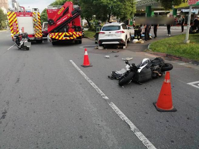 北投加油站入口骑士「卷入卡车底」，幸运没受伤起因待调查。（翻摄画面）