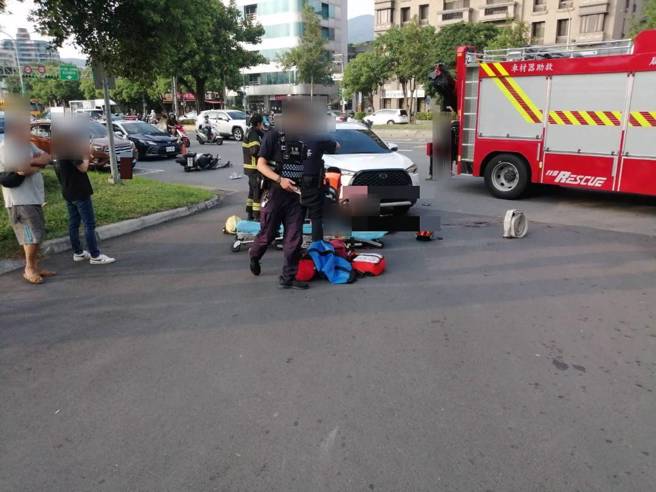 北投加油站入口骑士「卷入卡车底」，幸运没受伤起因待调查。（翻摄画面）