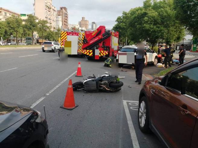 北投加油站入口骑士「卷入卡车底」，幸运没受伤起因待调查。（翻摄画面）