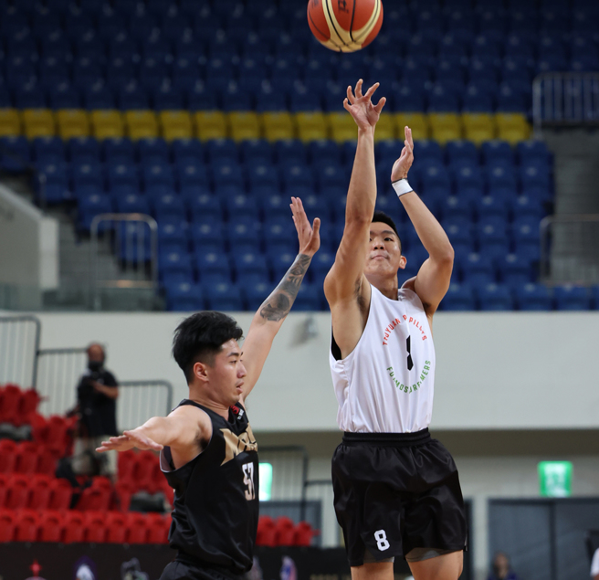 东方译慷(右)最新出战缴出17分钟10分表现，期待可以获得职篮球队肯定。（中华篮协提供）