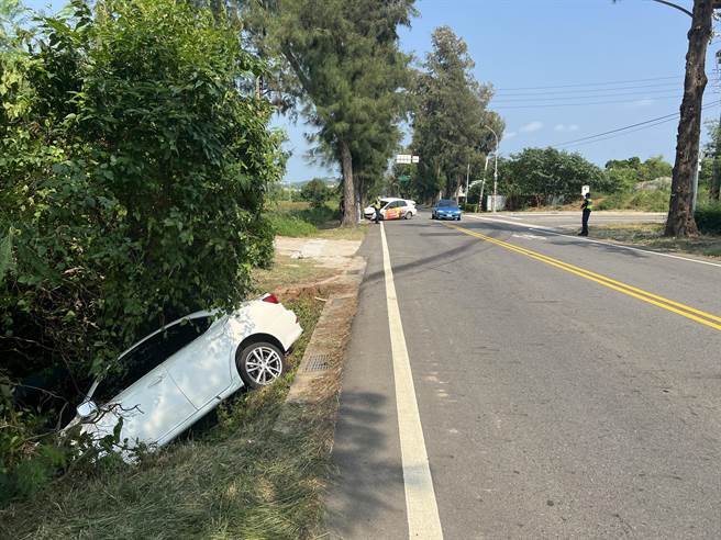 金门司法大道路口今日下午发生违规超车交通意外，肇事车辆衝撞前车后失控滑行十多公尺后衝落沟中。(图／警方提供)