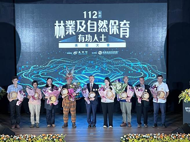 林业及自然保育有功表扬大会合照，富里乡农会总干事张素华（右4）获奖。（林业自然保育署花莲分署提供）