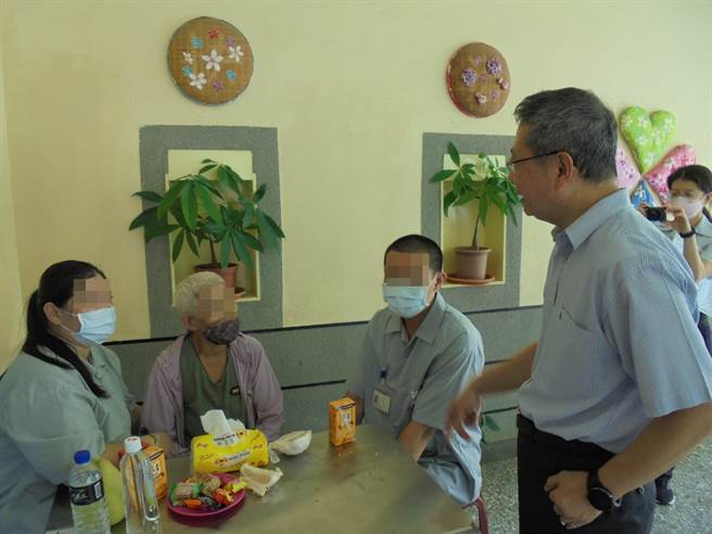 苗栗看守所安排于20日办理收容人与家属会见省亲活动，苗栗看守所长黄正勇到场致意。（苗栗看守所提供／谢明俊苗栗传真）