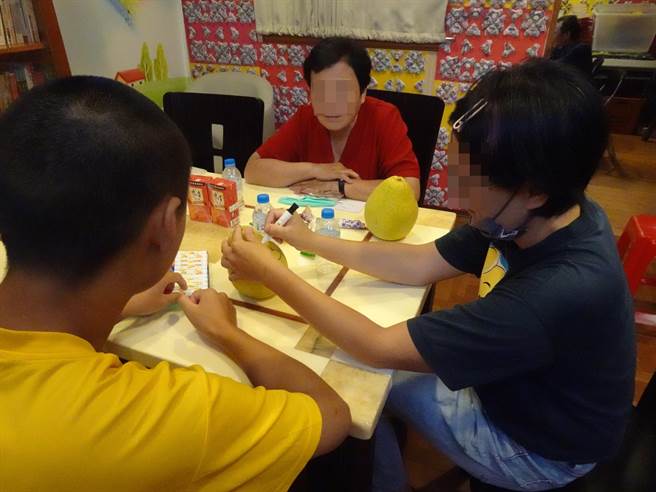 苗栗看守所安排于20日办理收容人与家属会见省亲活动，共同绘柚子。（苗栗看守所提供／谢明俊苗栗传真）