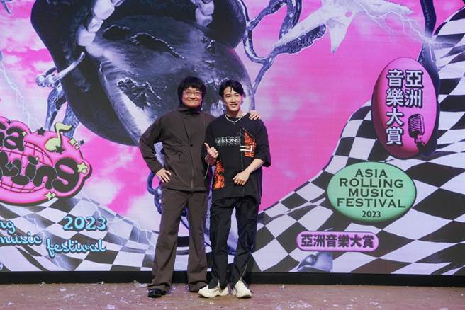 熊仔首次独挑大梁接下大型典礼主持棒。左为国国。（金音创作奖提供）