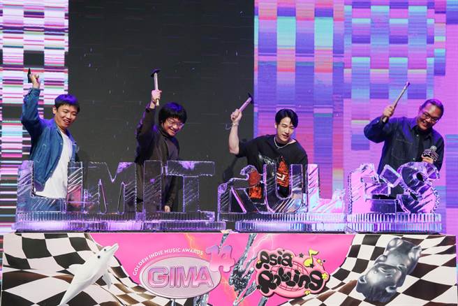 熊仔（右二）首次接下大型典礼主持棒，昨在记者会上敲冰磗。（金音创作奖提供）