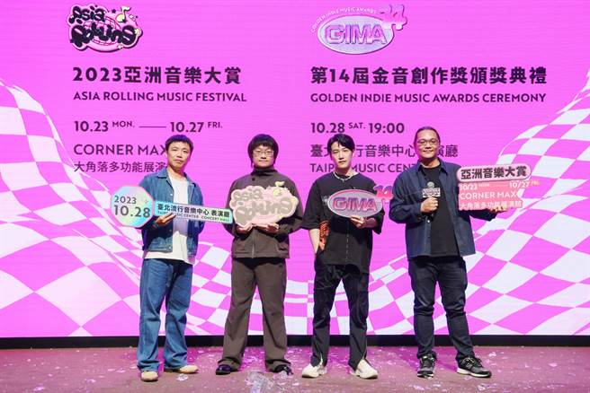 熊仔（右二）首次接下大型典礼主持棒，昨在记者会上敲冰磗。（金音创作奖提供）