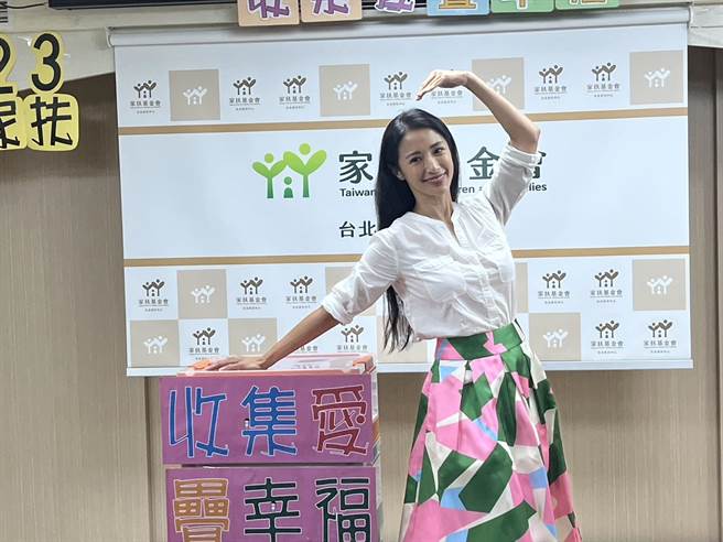 李蒨蓉今天担任台北家扶「收集爱，迭幸福」寒冬岁末福袋募集起跑公益大使。（郑宜熏摄）