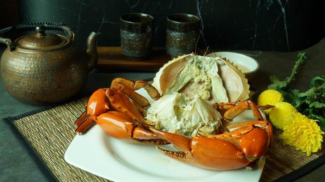 1.2公斤的「極品大沙公」，以白灼方式烹調，佐特製薑醋汁，鮮甜美味堪稱極品。(北投大地酒店提供)