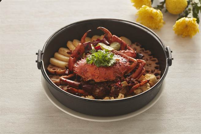 充滿川味特色的「乾鍋大沙公」，濃郁風味勾人食欲。(北投大地酒店提供)