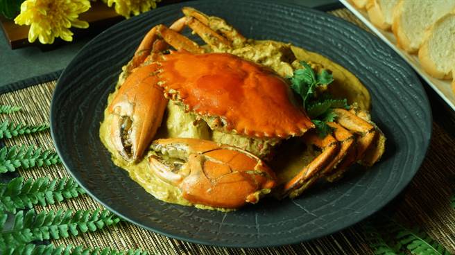 鮮甜香辣的「咖哩炒螃蟹」佐法式麵包沾醬一同享用，增添豐富滋味，讓人大呼過癮。(北投大地酒店提供)