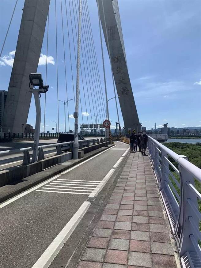 新北大桥机车道路幅狭窄，车祸频传，被骑士封为「死亡闪电弯」，新北市政府将进行拓宽，预计明年底前完工。（新北市交通局提供／蔡亚桦新北传真