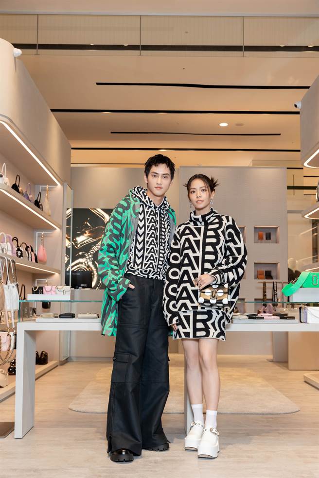 宋芸桦、范少勋一同出席Marc Jacobs新光三越信义店A8馆全新概念店开幕活动，并夸讚身上服装的圆点图纹抢眼又百搭。（Marc Jacobs提供／朱世凯台北传真）