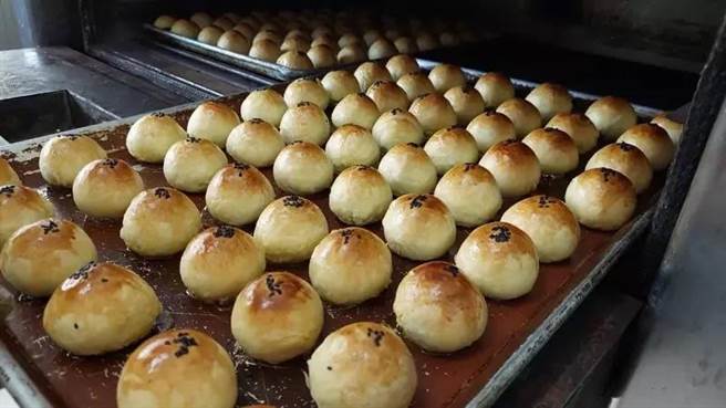 国内缺蛋、进口蛋议题延烧，导致大批蛋制食品遭殃，适逢中秋节许多店家推出月饼、蛋黄酥，民眾担心蛋黄是否有问题。（喜乐保育院提供／吴建辉彰化传真）