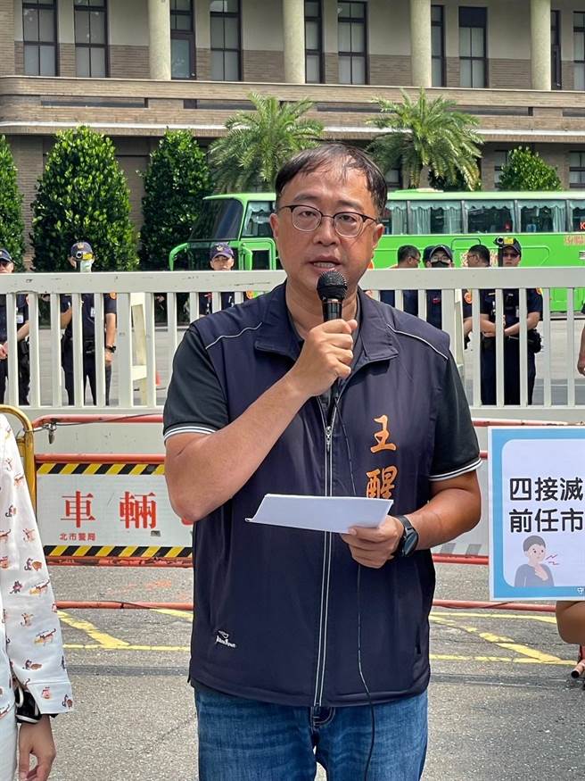 无党籍立委参选人王醒之表示，客运通勤供需失衡的问题，若只靠短期增班，就像暂时打了止痛药。作为基隆的立委，更应该就供需数据与业者成本困境，及提升客运司机劳动环境等面向，监督中央提出系统性的解决方案。（王醒之办公室提供／徐佑升基隆传真）