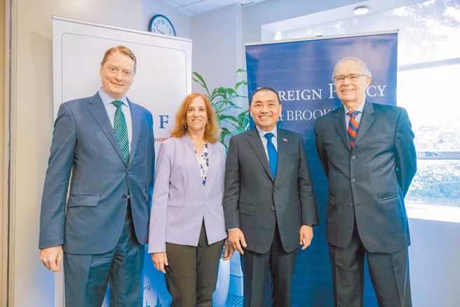 国民党总统参选人侯友宜18日拜会布鲁金斯研究所座谈，与会学者包括「德国马歇尔基金会」印太研究主任葛来仪（左二）、美国在台协会前主席卜睿哲（右一）、布鲁金斯研究所约翰桑顿中国中心主任何瑞恩（左一）。（侯友宜竞选办公室提供）