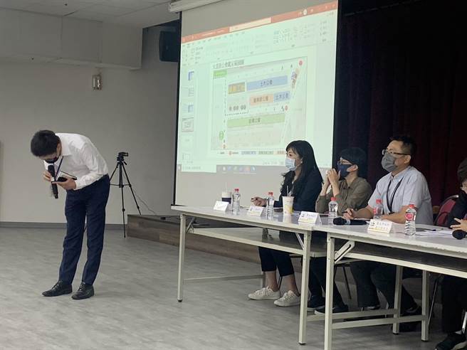 基泰建设杨姓主任说明会最后5分钟到场，并向在场住户道歉。（台北市议员陈怡君提供／刘彦宜台北传真）