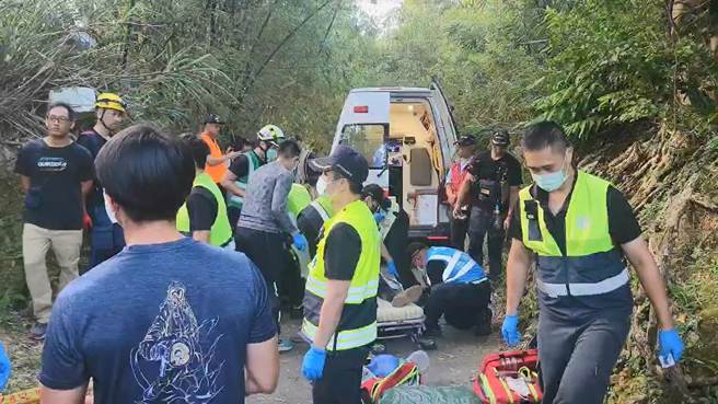 新北市瑞芳区发生蜂群攻击事件，共11人送医，其中两名重伤患在搬运途中就失去生命迹象，送医后宣告不治身亡。（翻摄照片／张志康基隆传真）