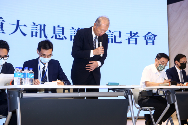 证交所对基泰建设开罚50万元。图为基泰建设于10日召开记者会，董事长陈世铭（站立者）鞠躬道歉后宣布辞去董事长即离场。（图／本报资料照／邓博仁摄）