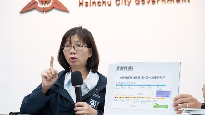新竹市政府秘书长张治祥率一级主管举行记者会，澄清都更案争议。（新竹市政府提供）
