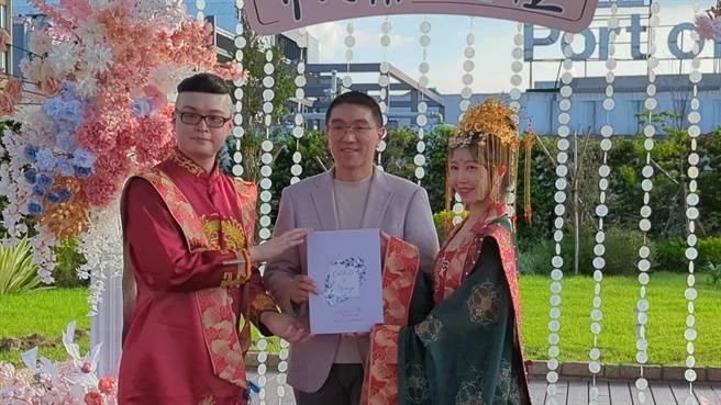 基隆市长谢国梁（中）20日于东岸旅客中心丽都蝶客花园为28对新人证婚，现场相当美丽，洋溢幸福感。谢国梁也祝福各位新人都能顺利早生贵子。（张志康摄）