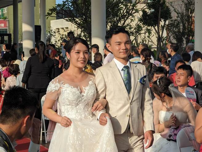 28对新人于眾人祝福中进场，完成终身大事，相当甜蜜。（张志康摄）