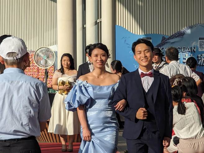 28对新人于眾人祝福中进场，完成终身大事，相当甜蜜。（张志康摄）