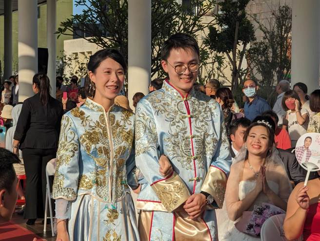 28对新人于眾人祝福中进场，完成终身大事，相当甜蜜。（张志康摄）