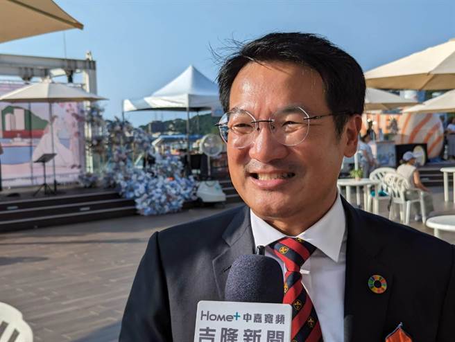 民政处长张渊翔分享，今年有28对新人报名成功，其中最令人感动者，是一位患有罕见疾病的新郎，在新娘不离不弃陪伴，并经歷了人生的酸甜苦辣后，决定牵手走下半辈子。（张志康摄）