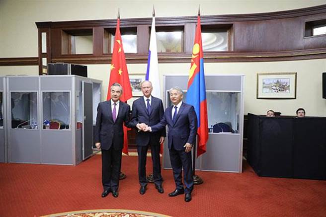 王毅等中俄蒙安全代表会晤盼共维地区安全稳定。（大陆外交部）