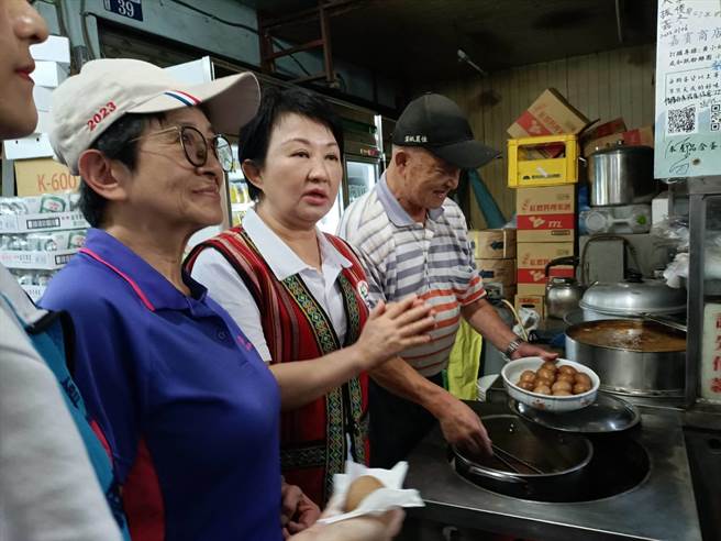 台中市长卢秀燕今天专程买梨山茶叶蛋请工作人员品嚐，展现力挺国产蛋决心。（陈淑娥摄）