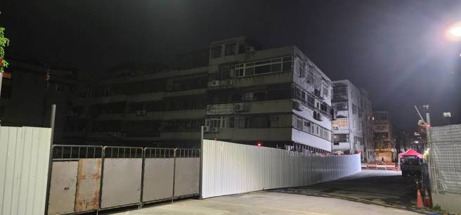 大直民宅陷地案的事故现场，20日晚间传出再次发生下沉。图为工地现场。(黄敬文摄)