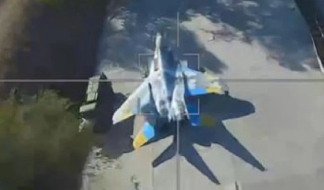 俄羅斯以神風無人機，成功擊中停在機場的烏克蘭MiG-29。(圖/Twitter)
