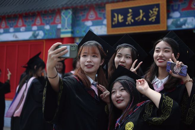 北京大学研究指出，大陆2008年到2018年推行的教育减负措施，导致寒门学子的高中升学率、学习时间、教育支出都下降，富家学子反而都上升。（中新社）