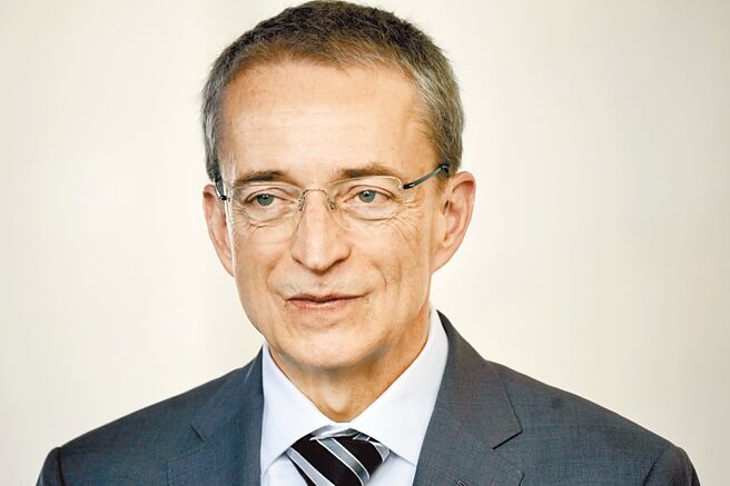 英特尔执行长基辛格（Pat Gelsinger）表示，世界正经歷「世代转移」迈向AI市场。图／美联社