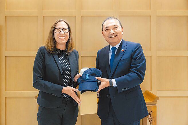 国民党总统参选人侯友宜（右）18日致赠竞选小物给美国在台协会（AIT）主席罗森伯格（左）。（侯友宜竞选办公室提供）