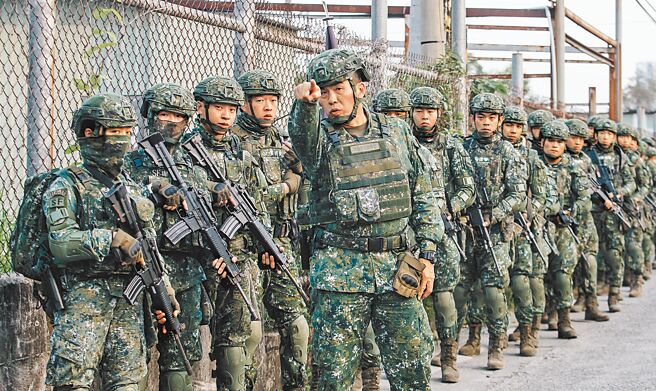 近日陆军下令志愿役官兵1年内要训练到能长跑10公里，训练标准直逼特战部队。虽未有时限，但有官兵认为，某些部队身背大量勤务，恐无法负荷。（本报资料照片）